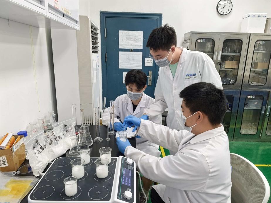 聚焦绿色材料创新：学生团队攻坚无醛生物基粘合剂助力产业绿色发展(图1)