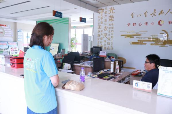 实践团在党群服务中心了解相关活动